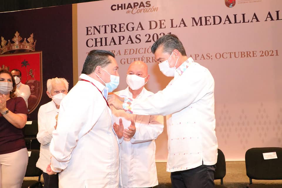 Entrega Rutilio Escandón Medalla al Mérito Médico Chiapas 2021 al doctor José Antonio Córdova Domínguez.jpg
