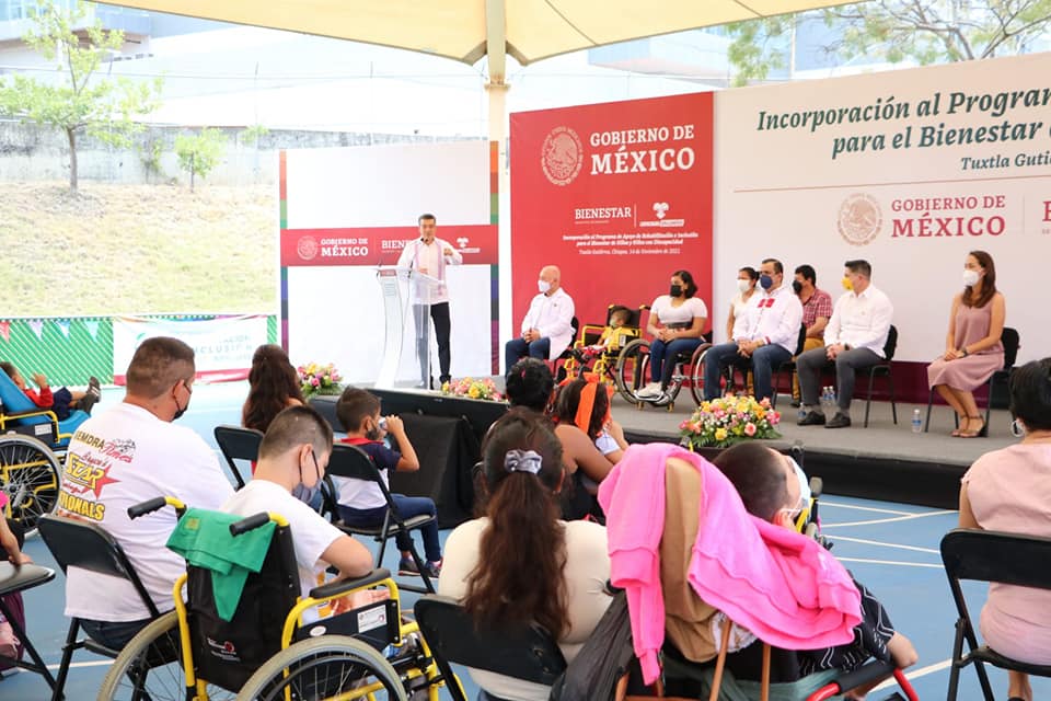 Rutilio Escandón encabeza entrega de vales para beneficiar con rehabilitación a niñas y niños con discapacidad.jpg