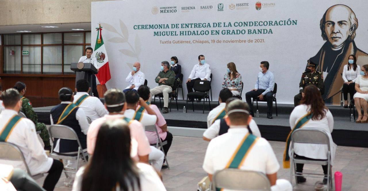Rutilio Escandón y Zoé Robledo entregan Condecoración Miguel Hidalgo en Grado Banda a personal de salud.jpg