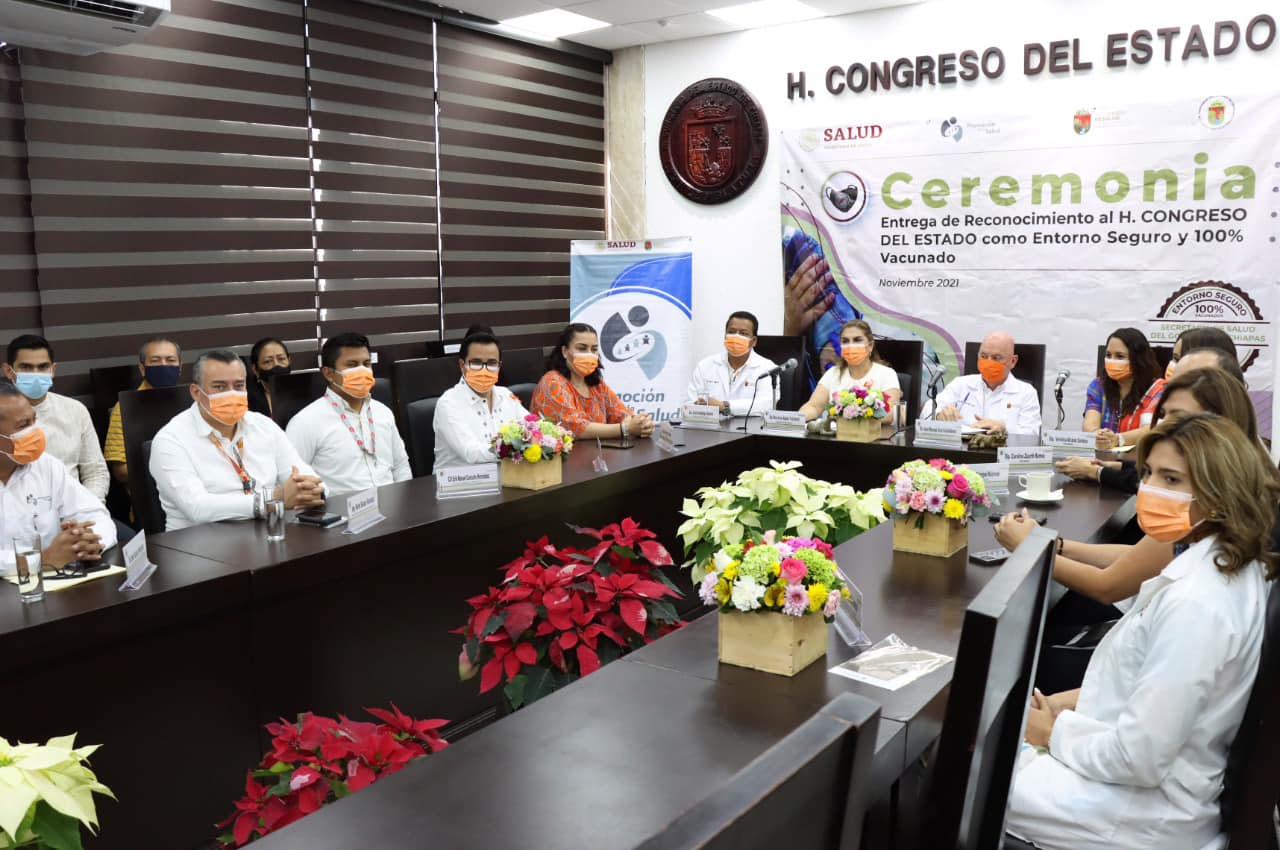 Dr. Pepe Cruz entrega certificado de Entorno Seguro y 100 % Vacunado al Congreso del Estado.jpg