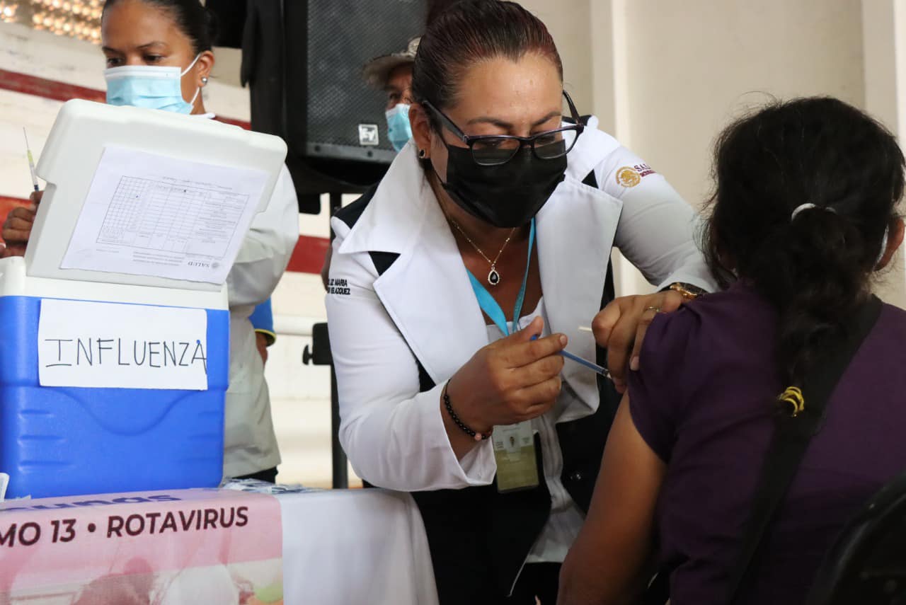 Dr. Pepe Cruz reconoce a vacunadores y vacunadoras por avance en cobertura contra influenza.jpg