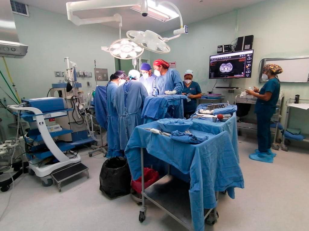 Dr. Pepe Cruz reconoce a equipo multidisciplinario de salud por exitoso trasplante de riñón.jpg