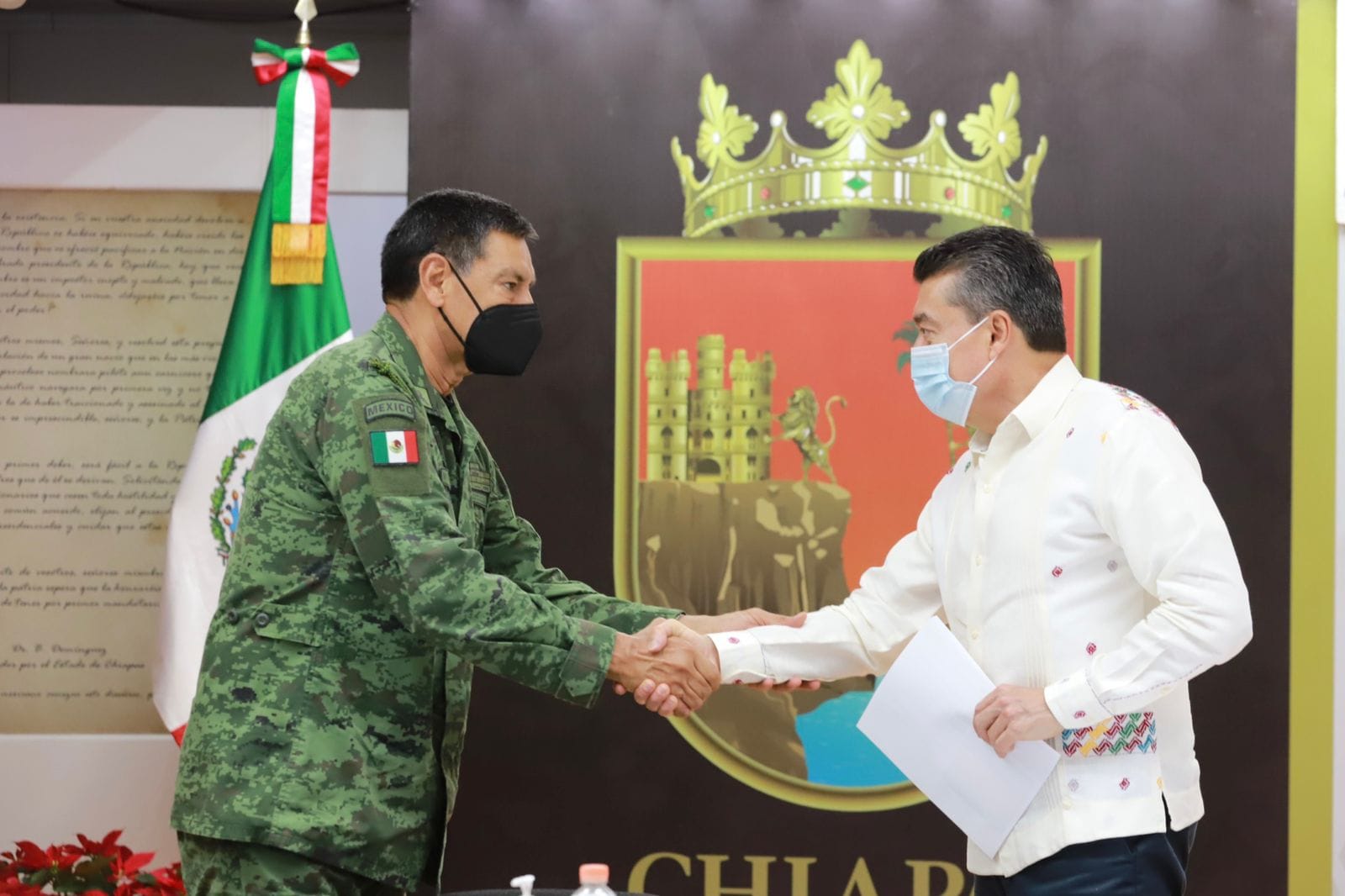 Presenta Rutilio Escandón al nuevo comandante de la VII Región Militar, Armando Montaño Ponce.jpg