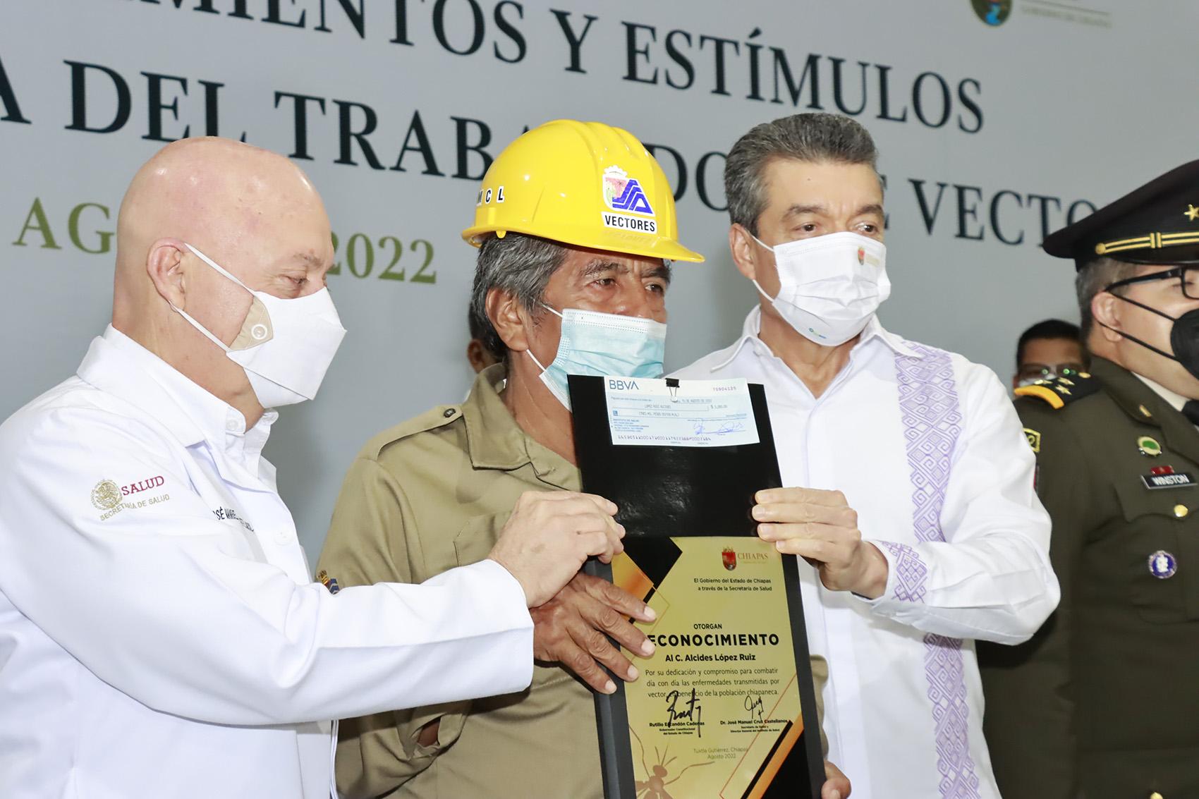Entrega Rutilio Escandón reconocimientos en el marco del Día del Trabajador de Vectores.jpeg