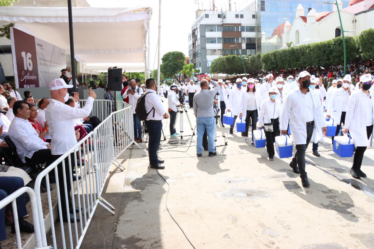 Población y Gobierno reconocen labor de las y los trabajadores del sector salud en el desfile cívico.jpg
