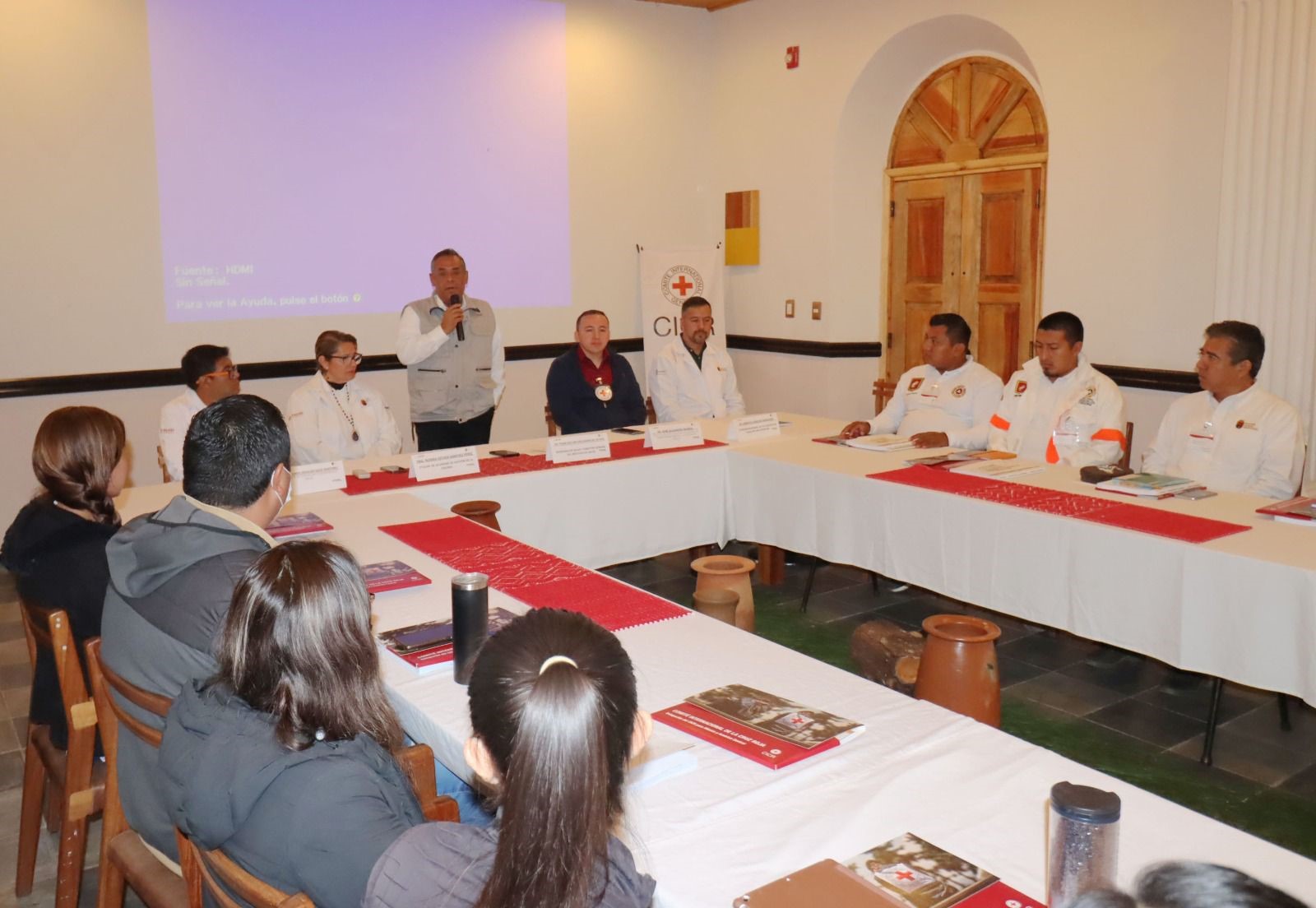 Cruz Roja Internacional capacita a personal de salud en cuidados de emergencia.jpg